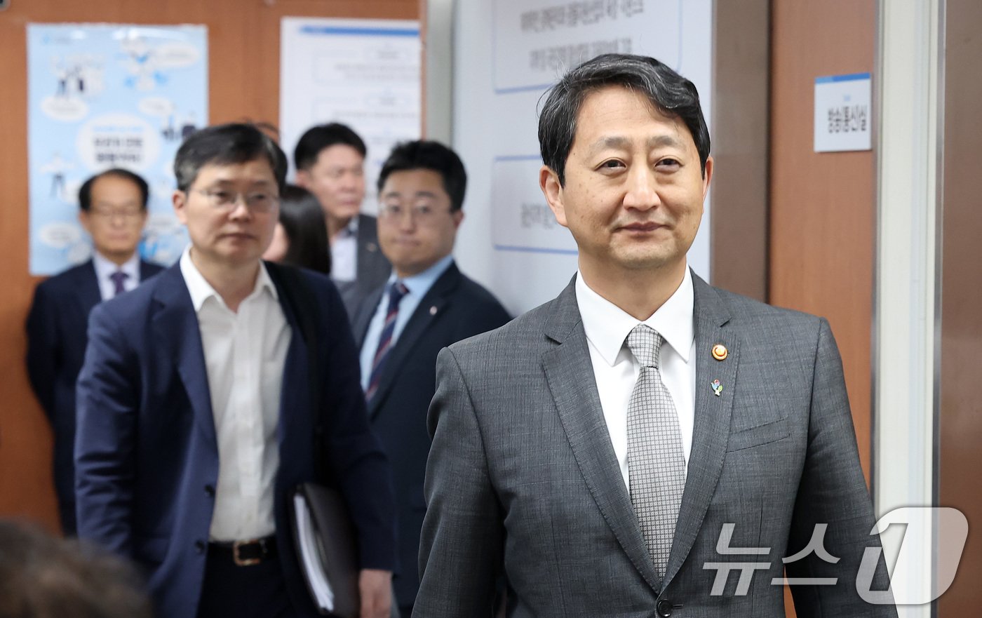 본문 이미지 - 안덕근 산업통상자원부 장관이 지난달 21일 서울 종로구 석탄회관에서 열린 동해 심해 가스전 개발 전략회의에 참석하고 있다.ⓒ News1 김성진 기자