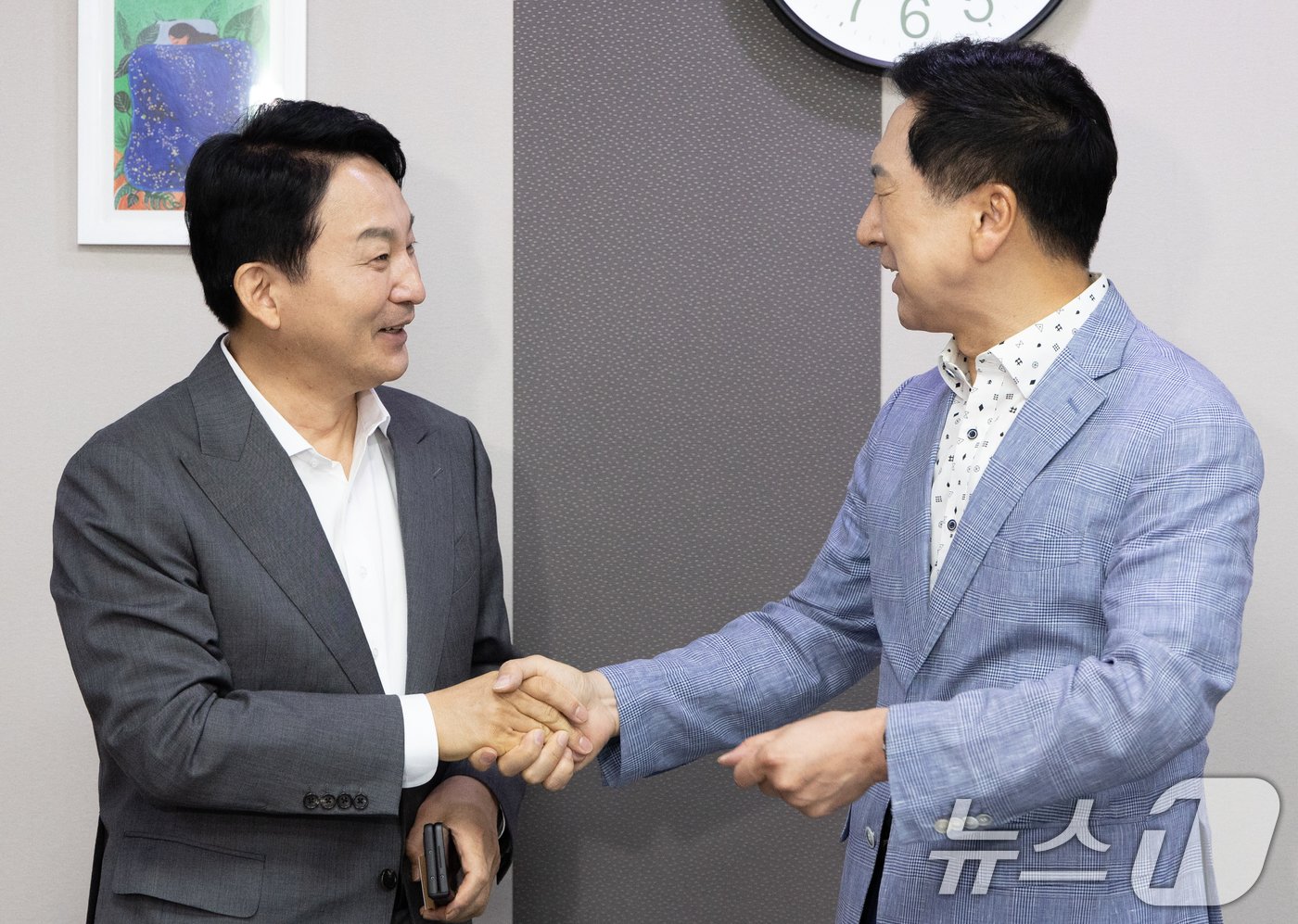 본문 이미지 - 국민의힘 당권 도전을 공식화한 원희룡 전 국토교통부 장관(왼쪽)이 21일 오후 서울 여의도 국회의원회관 김기현 의원실을 찾아 김 의원과 악수하고 있다. 2021.6.21/뉴스1 ⓒ News1 이재명 기자