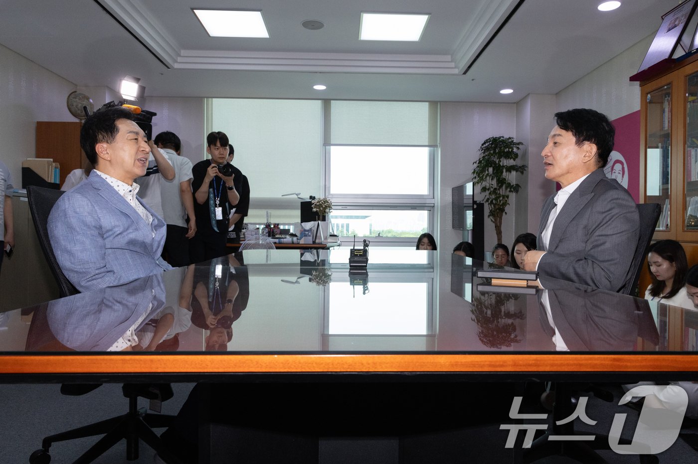 본문 이미지 - 국민의힘 당권 도전을 공식화한 원희룡 전 국토교통부 장관(오른쪽)이 21일 오후 서울 여의도 국회의원회관 김기현 의원실을 찾아 김 의원과 대화를 하고 있다. 2021.6.21/뉴스1 ⓒ News1 이재명 기자