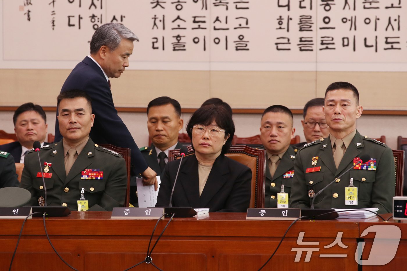 본문 이미지 - 이종섭 전 국방부장관이 21일 오전 서울 여의도 국회에서 열린 법제사법위원회 전체회의 순직 해병 수사 방해 및 사건 은폐 등의 진상규명을 위한 특별검사의 임명 등에 관한 법률안 관련 입법청문회에 증인으로 출석해 산거개요 설명을 마친뒤 자리로 향하고 있다./뉴스1 ⓒ News1 이광호 기자