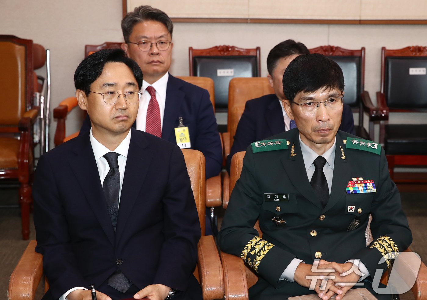 본문 이미지 - 이시원 전 대통령실 공직기강비서관과 임기훈 국방대총장, 신범철 전 국방부차관이 21일 오전 서울 여의도 국회에서 열린 법제사법위원회 전체회의 순직 해병 수사 방해 및 사건 은폐 등의 진상규명을 위한 특별검사의 임명 등에 관한 법률안 관련 입법청문회에 출석해 자리에 앉아 있다. 2024.6.21/뉴스1 ⓒ News1 이광호 기자