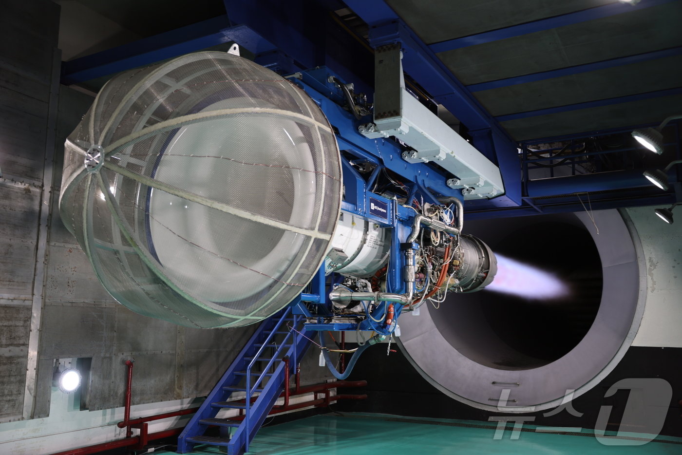 본문 이미지 -  연소테스트중인 F404 엔진.(한화에어로스페이스 제공)