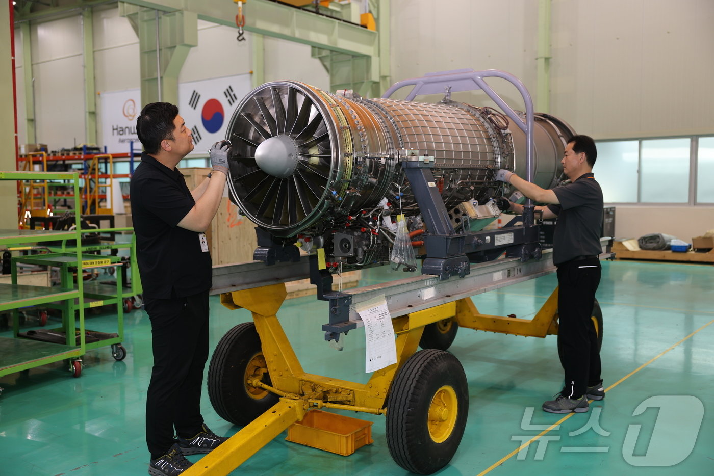 본문 이미지 - 한화에어로스페이스 창원1사업장에서 엔진을 점검하고 있는 직원들.(한화에어로스페이스 제공) 