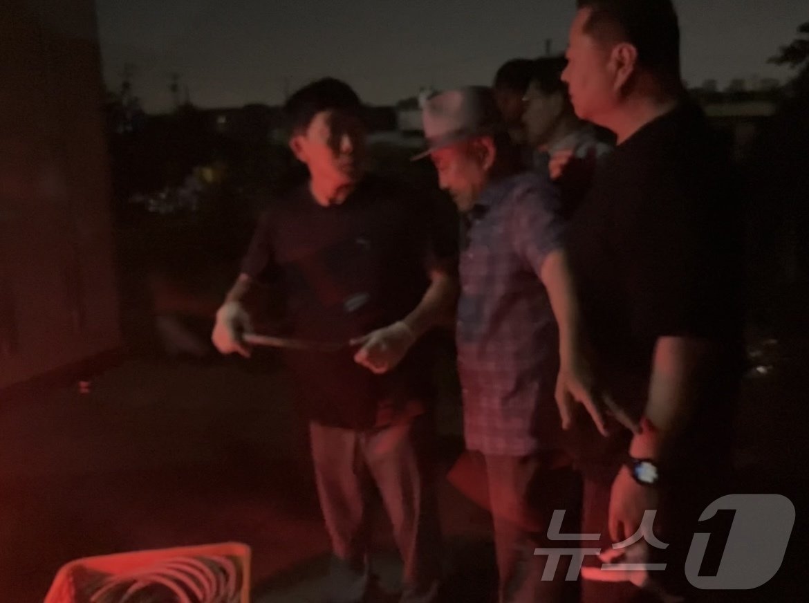 본문 이미지 - 20일 밤 자유북한운동연합의 대북전단 살포 현장에서 김경일 파주시장(오른쪽)이 박상학 대표(왼쪽)에게 전단 살포 중단을 요구하고 있다. (파주시 제공)