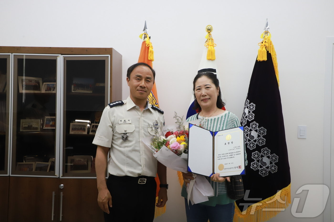 21일 인천 서구 석남동 소재 요양원 요양보호사 홍정순 씨가 표창장을 받고 기념사진을 촬영하고 있다.&#40;인천서부소방서 제공&#41;2024.6.21/뉴습