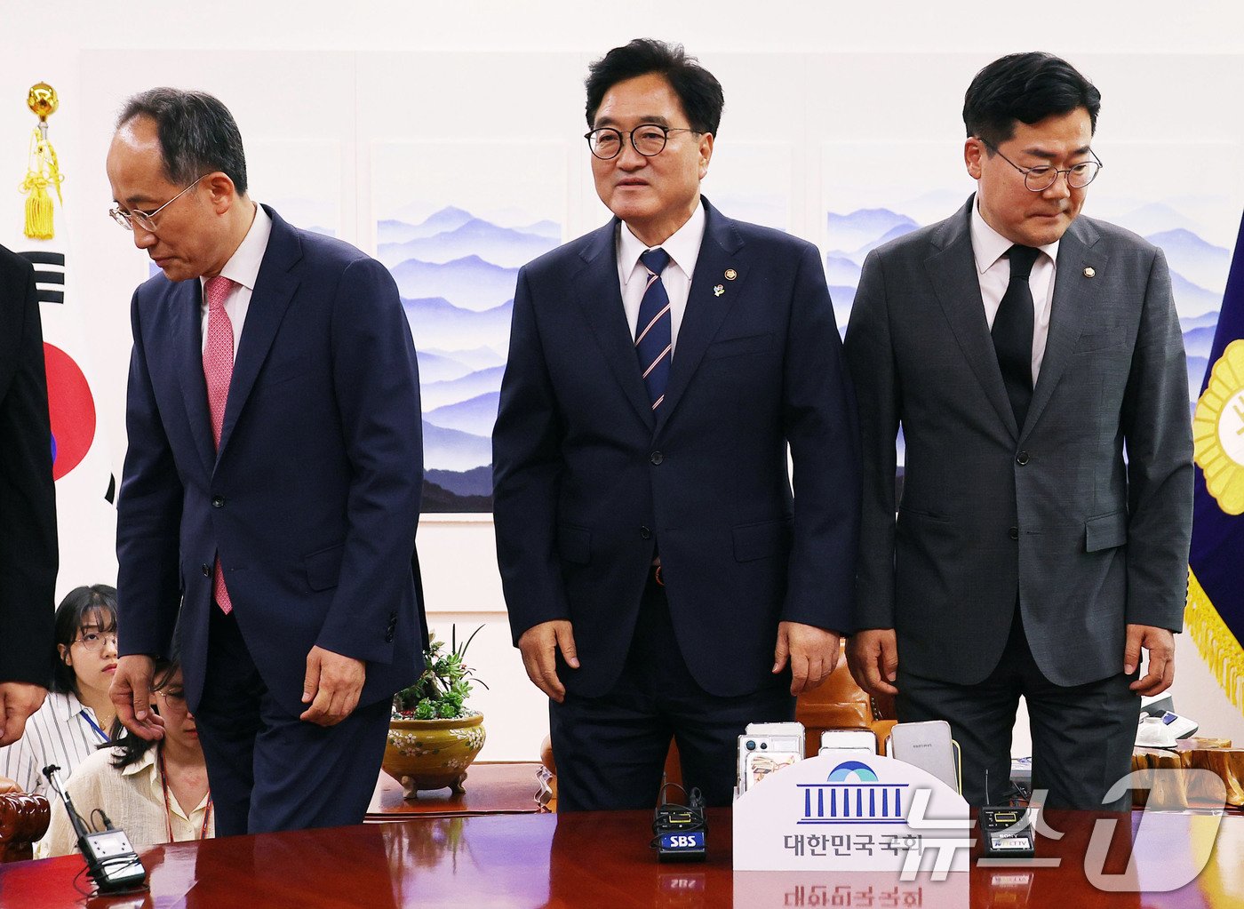 본문 이미지 - 우원식 국회의장이 21일 오후 국회의장실에서 원 구성을 위한 양당 원내대표 회동에서 기념촬영을 마친 뒤 자리로 향하고 있다. 왼쪽부터 국민의힘 추경호 원내대표, 우원식 의장, 더불어민주당 박찬대 원내대표. (공동취재) 2024.6.21/뉴스1 ⓒ News1 이광호 기자