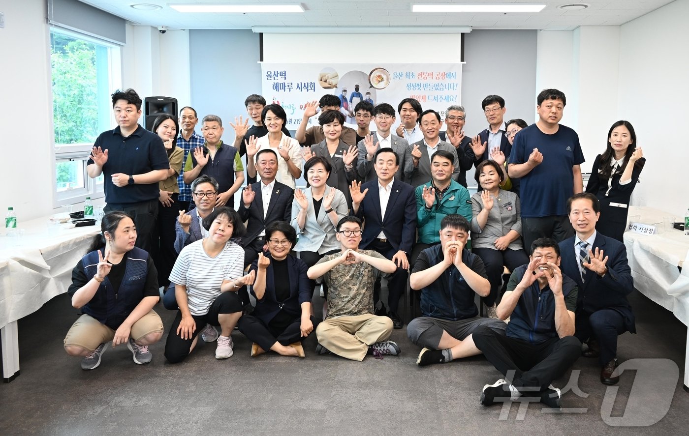 본문 이미지 - 21일 오후 2시 북구장애인보호작업장에서 떡 시연 행사가 열렸다. (북구청 제공)