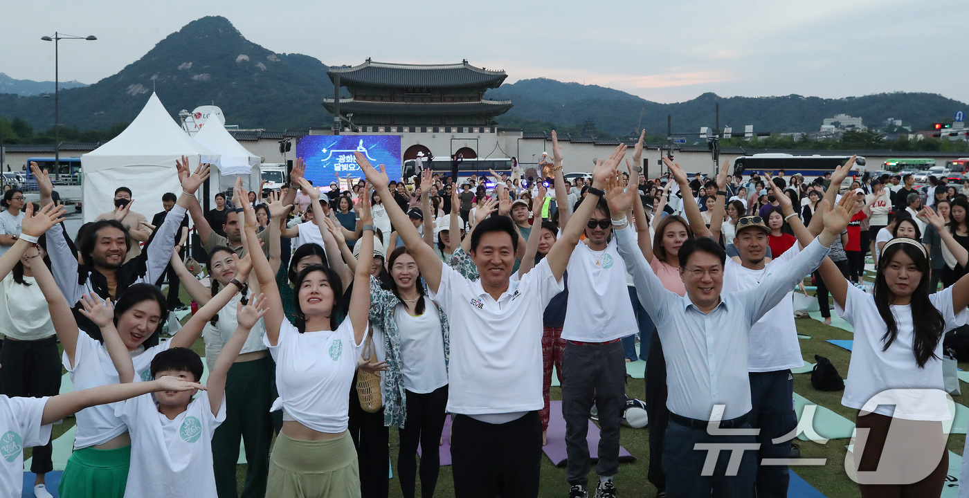 (서울=뉴스1) 임세영 기자 = 오세훈 서울시장을 비롯한 참석자들이 세계 요가의 날인 21일 오후 서울 종로구 광화문광장 육조마당에서 열린 광화문 달빛요가 개막식에서 요가 클래스에 …