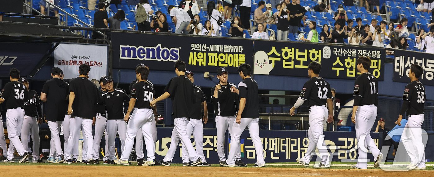 21일 오후 서울 송파구 잠실야구장에서 열린 프로야구 &#39;2024 신한 SOL 뱅크 KBO리그&#39; kt 위즈와 LG 트윈스의 경기, 접전 끝에 3대2 승리를 거둔 kt 이강철 감독을 비롯한 코칭스테프들이 선수들과 기쁨을 나누고 있다. 2024.6.21/뉴스1 ⓒ News1 김진환 기자