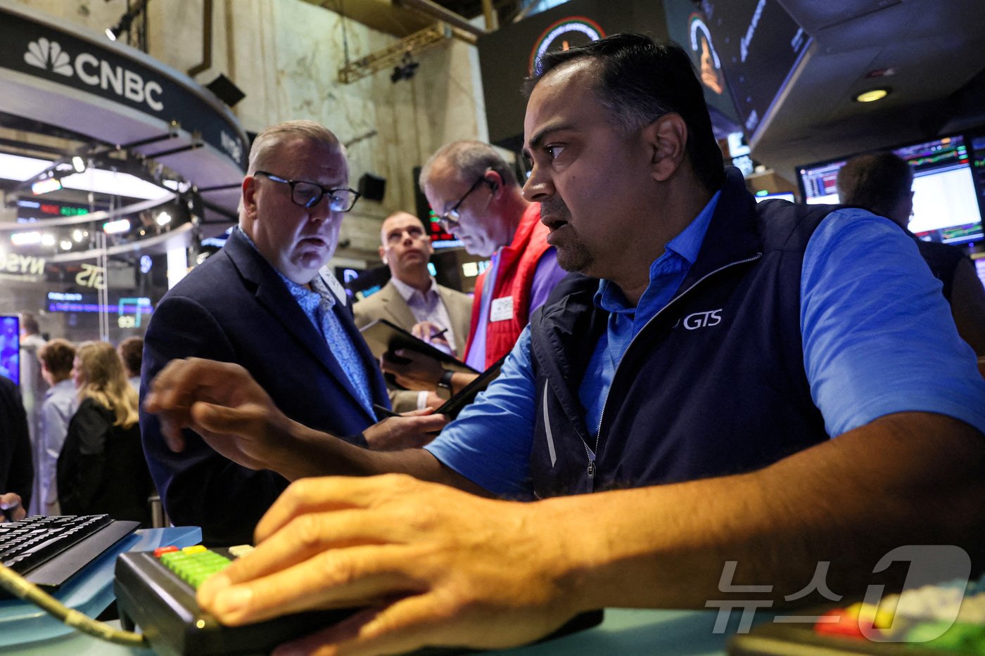 본문 이미지 - 미증시 트레이더들. ⓒ 로이터=뉴스1