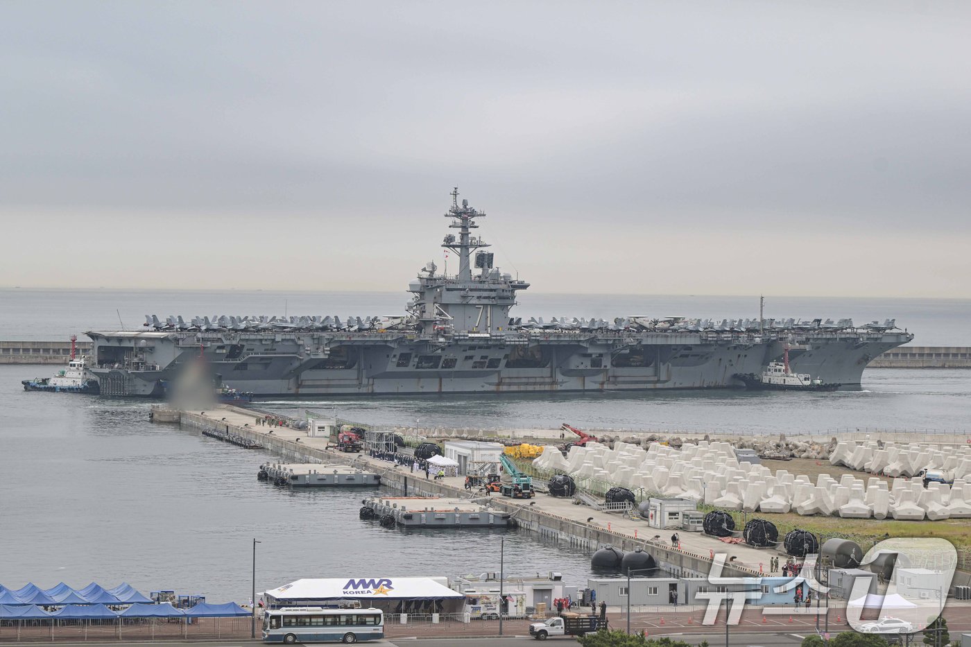 본문 이미지 - 미 해군 제9항모강습단 소속 핵추진 항공모함 시어도어 루즈벨트(Theodore Roosevelt, CVN)가 22일 오전 부산 남구 해군작전사령부 부산작전기지에 입항하고 있다. (해군 제공) 2024.6.22/뉴스1 ⓒ News1 김진환 기자