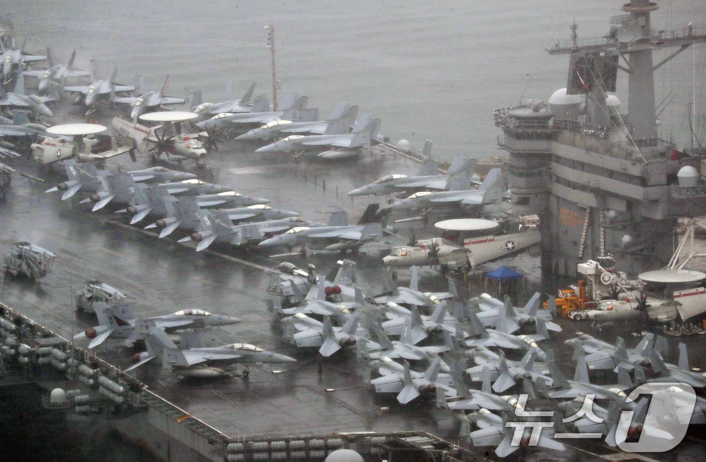 본문 이미지 - 22일 오전 미국 핵추진 항공모함 시어도어 루스벨트함(CVN-71·10만톤급)이 부산 남구 해군작전사령부 부산작전기지에 입항하고 있다. 2024.6.22/뉴스1 ⓒ News1 윤일지 기자