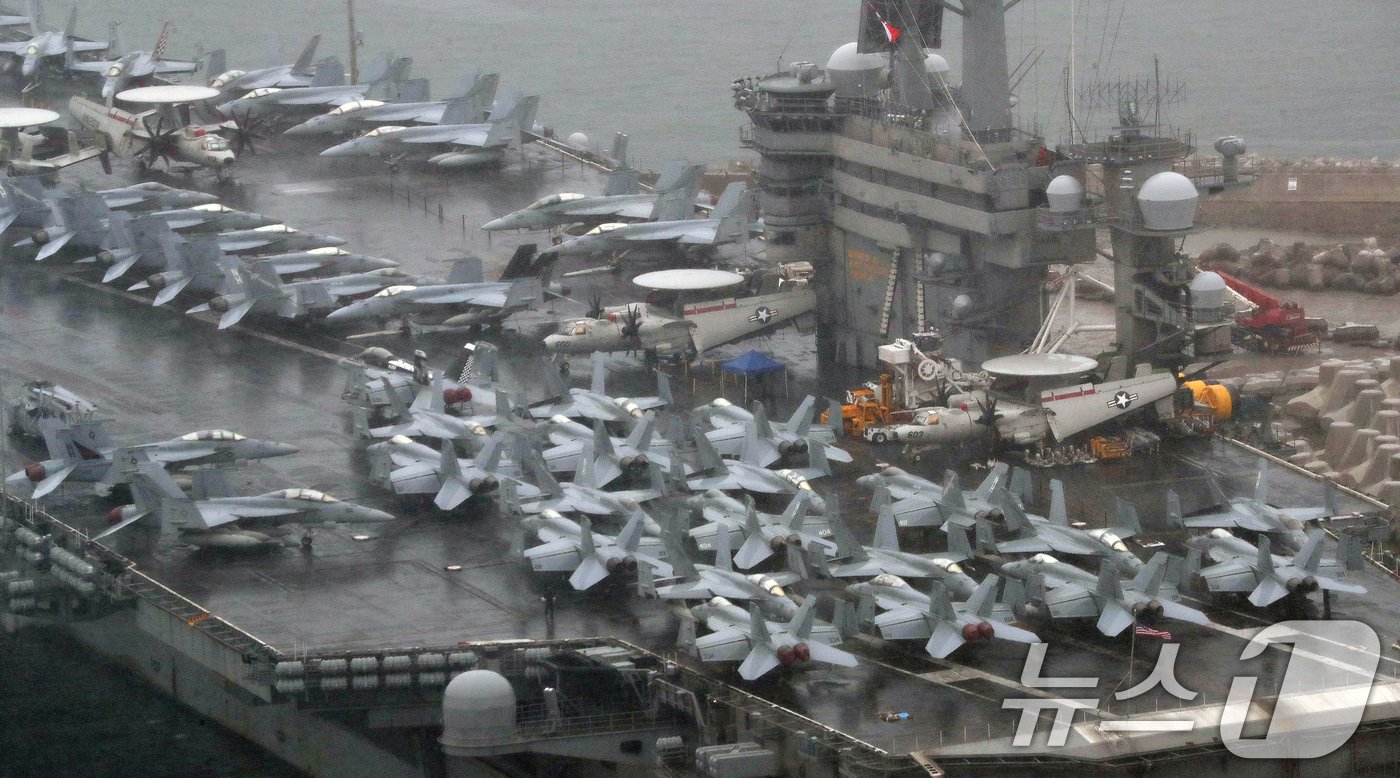 본문 이미지 - 22일 오전 미국 핵추진 항공모함 시어도어 루스벨트함(CVN-71·10만톤급)이 부산 남구 해군작전사령부 부산작전기지에 입항하고 있다. 이번 항공모함 방항은 지난해 11월 칼빈슨함 이후 7개월 만으로 루스벨트함의 국내 입항은 이번이 처음이다. 루스벨트함은 다음 주 열리는 한국·미국·일본의 첫 다영역 연합훈련인 '프리덤 에지'에 참여하기 위해 방한했다. 2024.6.22/뉴스1 ⓒ News1 윤일지 기자