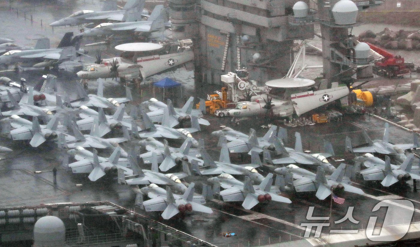 본문 이미지 - 22일 오전 미국 핵추진 항공모함 시어도어 루스벨트함(CVN-71·10만톤급)이 부산 남구 해군작전사령부 부산작전기지에 입항하고 있다. 2024.6.22/뉴스1 ⓒ News1 윤일지 기자