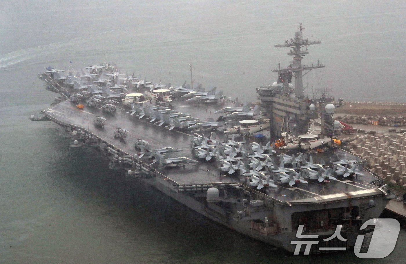 본문 이미지 - 22일 오전 미국 핵추진 항공모함 시어도어 루스벨트함(CVN-71·10만톤급)이 부산 남구 해군작전사령부 부산작전기지에 입항하고 있다. 2024.6.22/뉴스1 ⓒ News1 윤일지 기자