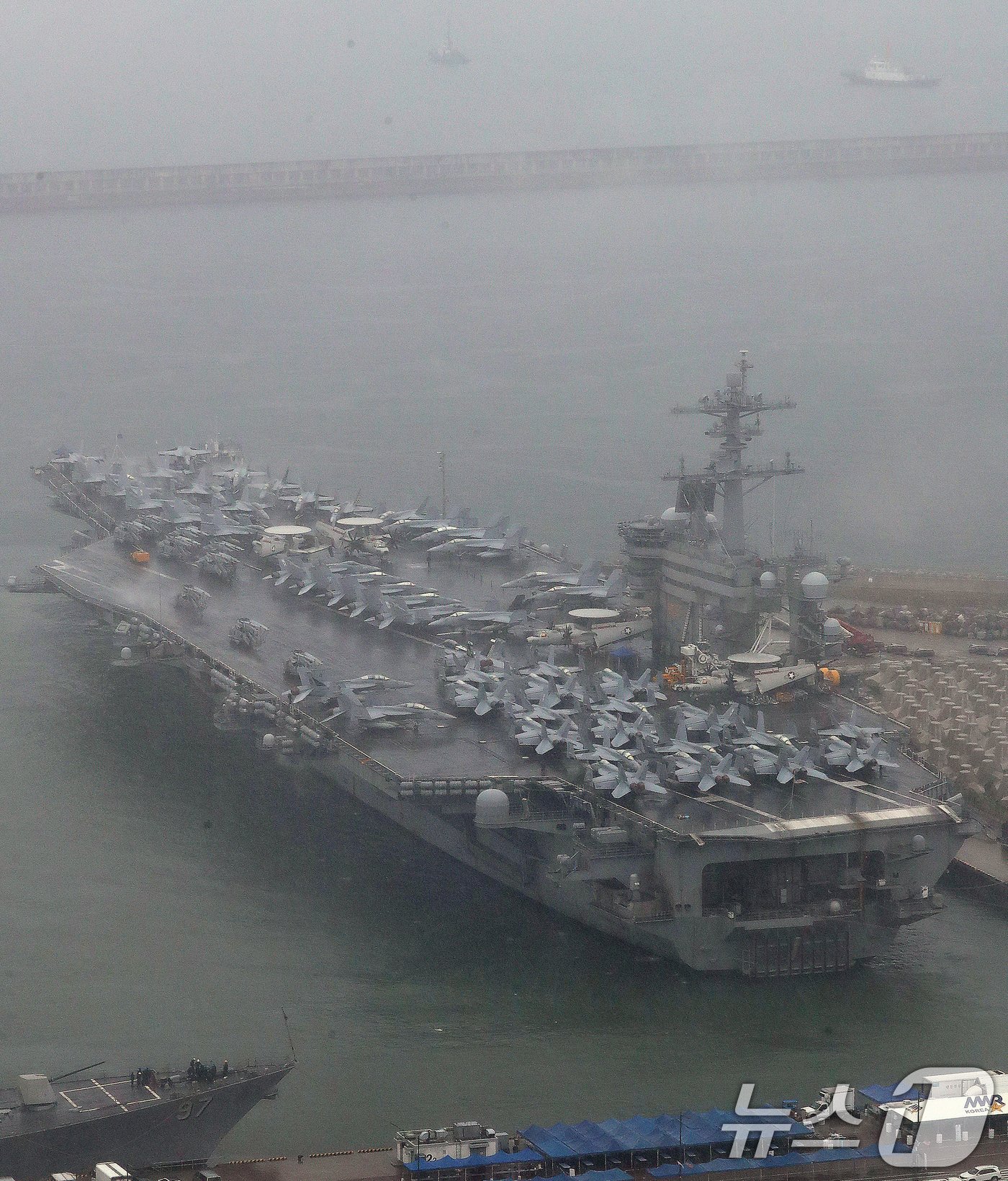 본문 이미지 - 22일 오전 미국 핵추진 항공모함 시어도어 루스벨트함(CVN-71·10만톤급)이 부산 남구 해군작전사령부 부산작전기지에 입항하고 있다. 2024.6.22/뉴스1 ⓒ News1 윤일지 기자