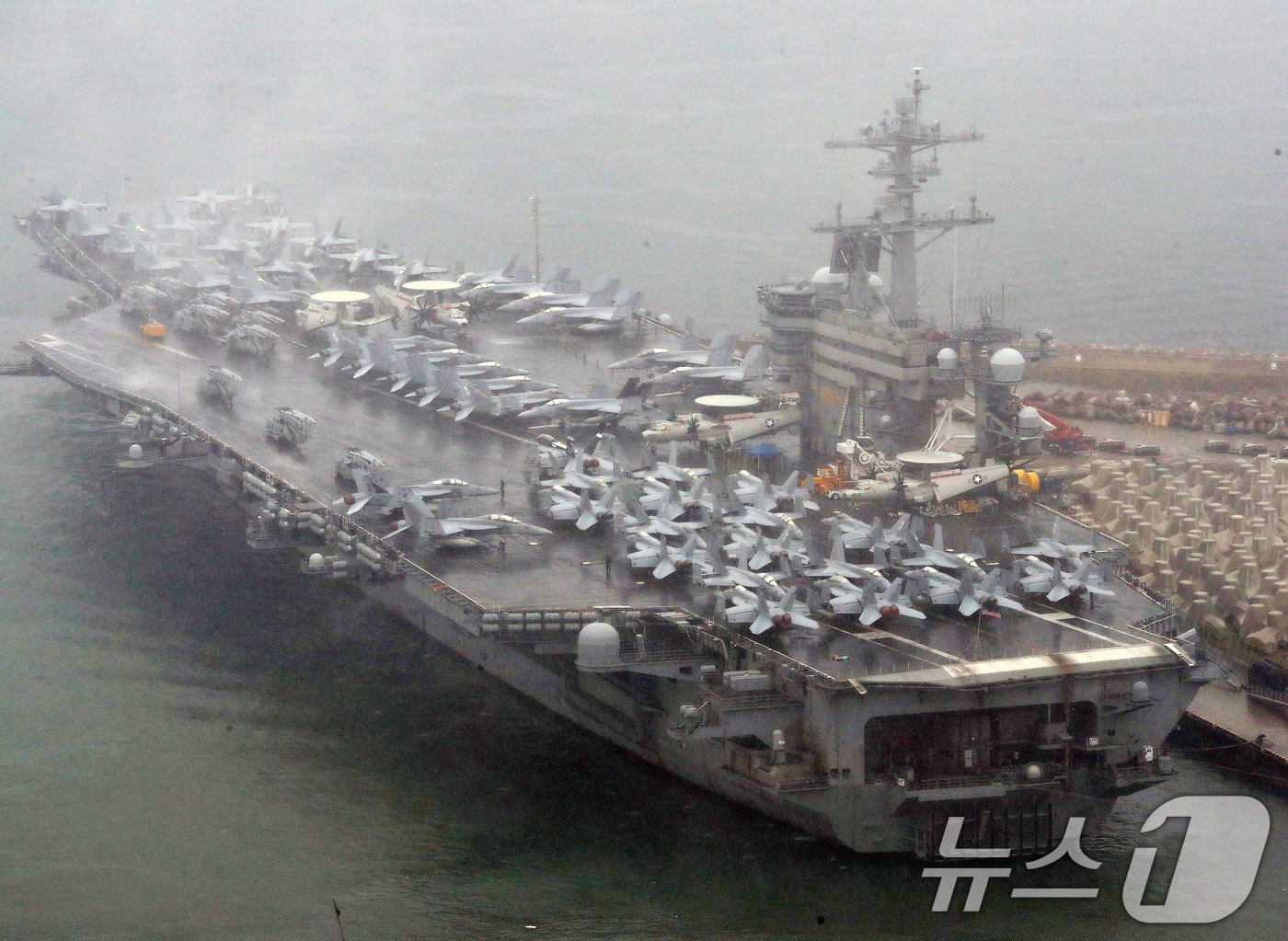 본문 이미지 - 22일 오전 미국 핵추진 항공모함 시어도어 루스벨트함(CVN-71·10만톤급)이 부산 남구 해군작전사령부 부산작전기지에 입항하고 있다. 이번 항공모함 방항은 지난해 11월 칼빈슨함 이후 7개월 만이다. 루스벨트함의 국내 입항은 이번이 처음이다. 루스벨트함은 다음 주 열릴 한국·미국·일본의 첫 다영역 연합훈련인 '프리덤 에지'에 참여하기 위해 방한했다. 2024.6.22/뉴스1 ⓒ News1 윤일지 기자