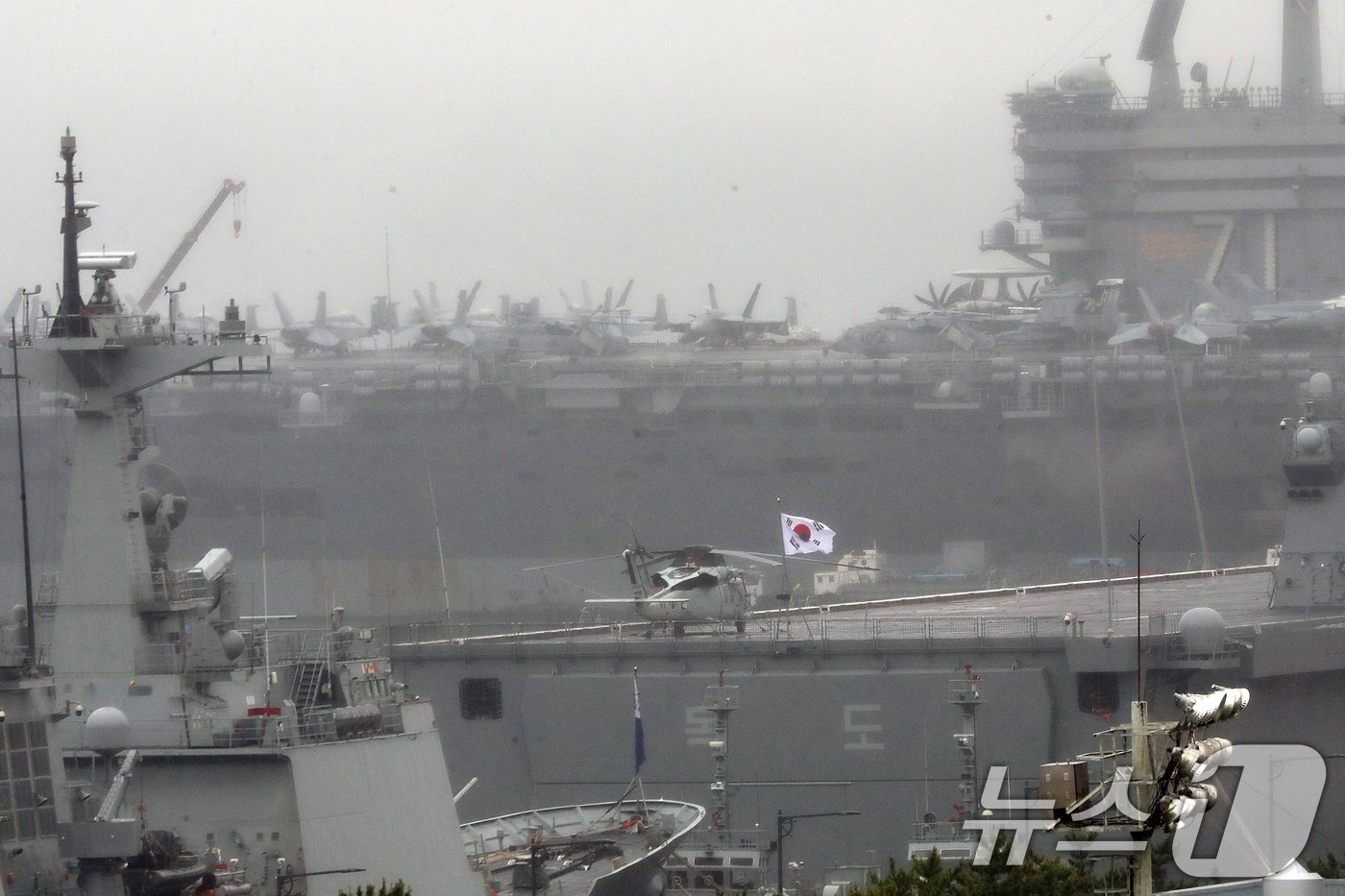 본문 이미지 - 22일 오전 부산 남구 해군작전사령부 부산작전기지에 정박 중인 대한민국 해군 독도함 뒤로 미국 핵추진 항공모함 시어도어 루스벨트함(CVN-71·10만톤급)이 보이고 있다. 2024.6.22/뉴스1 ⓒ News1 윤일지 기자