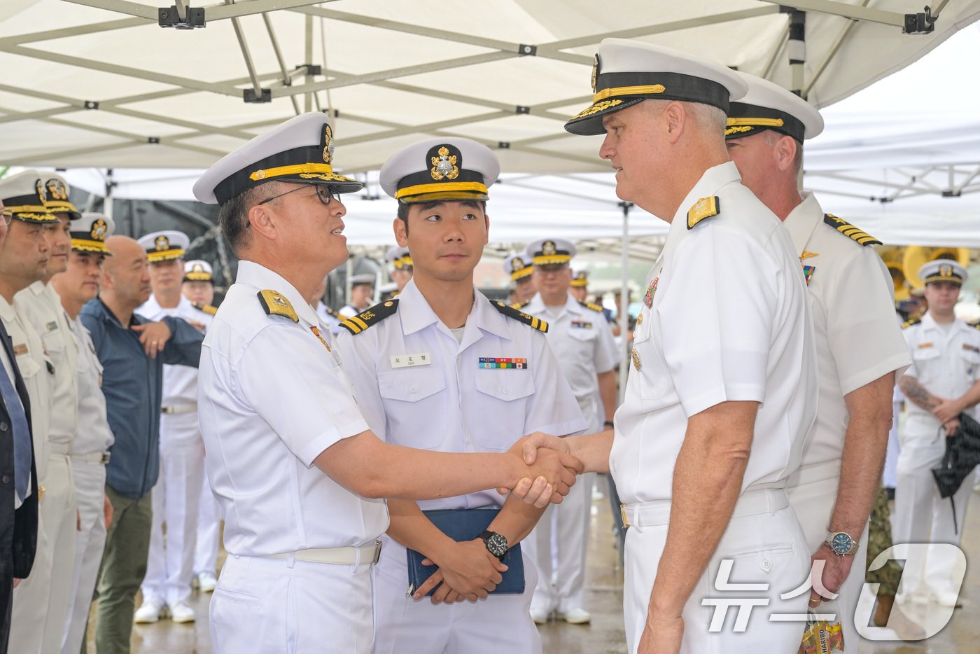 이재섭 해군 작전사령부 해양작전본부장&#40;준장&#41;과 크리스토퍼 알렉산더 미 해군 제9항모강습단장&#40;준장&#41;이 22일 부산작전기지에서 인사를 나누고 있다. &#40;해군 제공&#41; 2024.6.22/뉴스1 ⓒ News1 유승관 기자