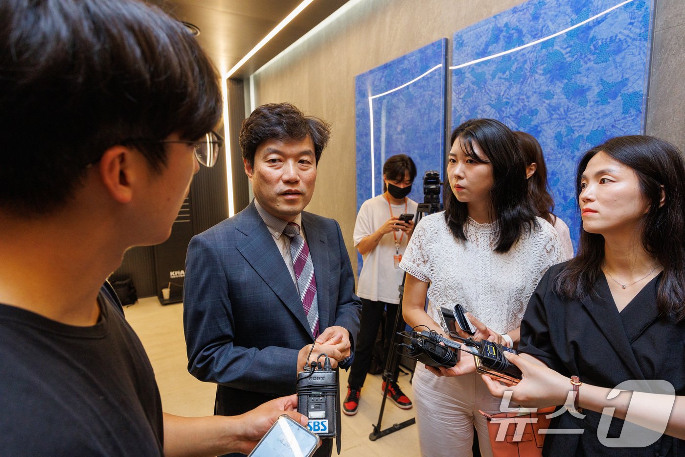 본문 이미지 - 대한의사협회(의협) 산하 범의료계 특별위원회인 '올바른 의료를 위한 특별위원회'(올특위) 첫 회의가 열린 22일 서울 용산구 의협회관에 최창민 위원(전국의과대학교수 비상대책위원회 위원장)이 참석하며 취재진 질문에 답하고 있다. (공동취재) 2024.6.22/뉴스1 ⓒ News1 유승관 기자