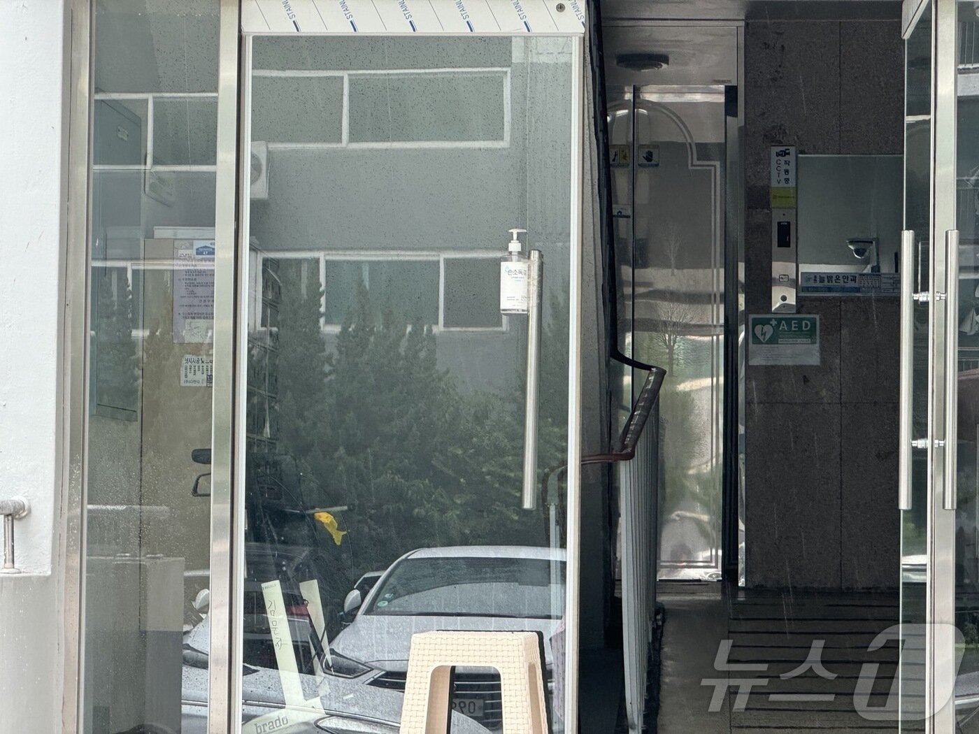 본문 이미지 - 22일 오후 승강기 운행이 중단됐던 인천시 중구 항동7가 라이프비취맨션 3차 아파트 현관 앞에 어지럽게 쌓여있던 택배상자들이 치워져 있다.2024.6.22/뉴스1 ⓒ News1 박소영 기자