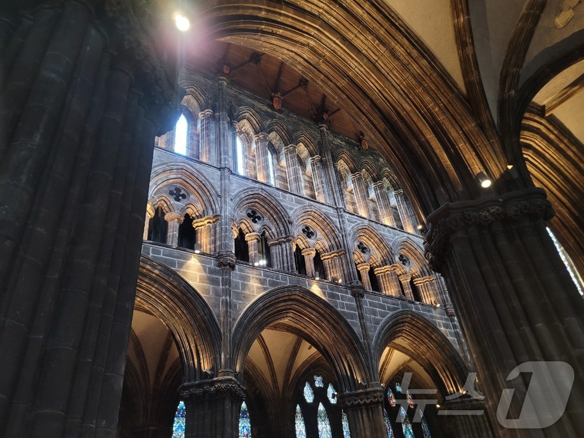 본문 이미지 - 글래스고 대성당 예배당 내부 전경. 석재 아치 통로에서 바라본 첨두 아치&#40;Pointed arch&#41;가 눈길을 사로잡는다. 2024.06.21/ ⓒ 뉴스1 조아현 통신원