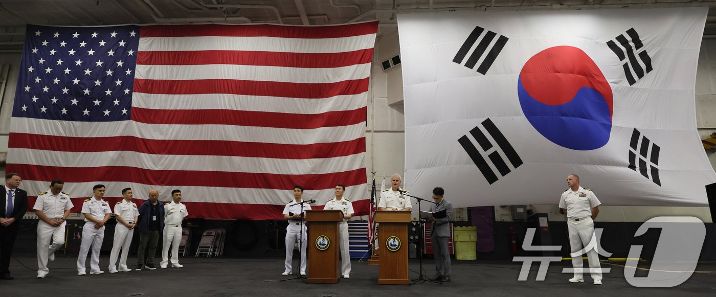 본문 이미지 - 22일 오후 부산 남구 해군작전사령부 부산작전기지에서 열린 미국 핵추진 항공모함 시어도어 루스벨트함(CVN-71·10만톤급) 공개 행사에서 제9항모강습단 크리스토퍼 알렉산더 단장과 이재섭 해군작전사령부 해양작전본부장이 기자들의 질문에 답하고 있다. (공동취재) 2024.6.22/뉴스1 ⓒ News1 윤일지 기자