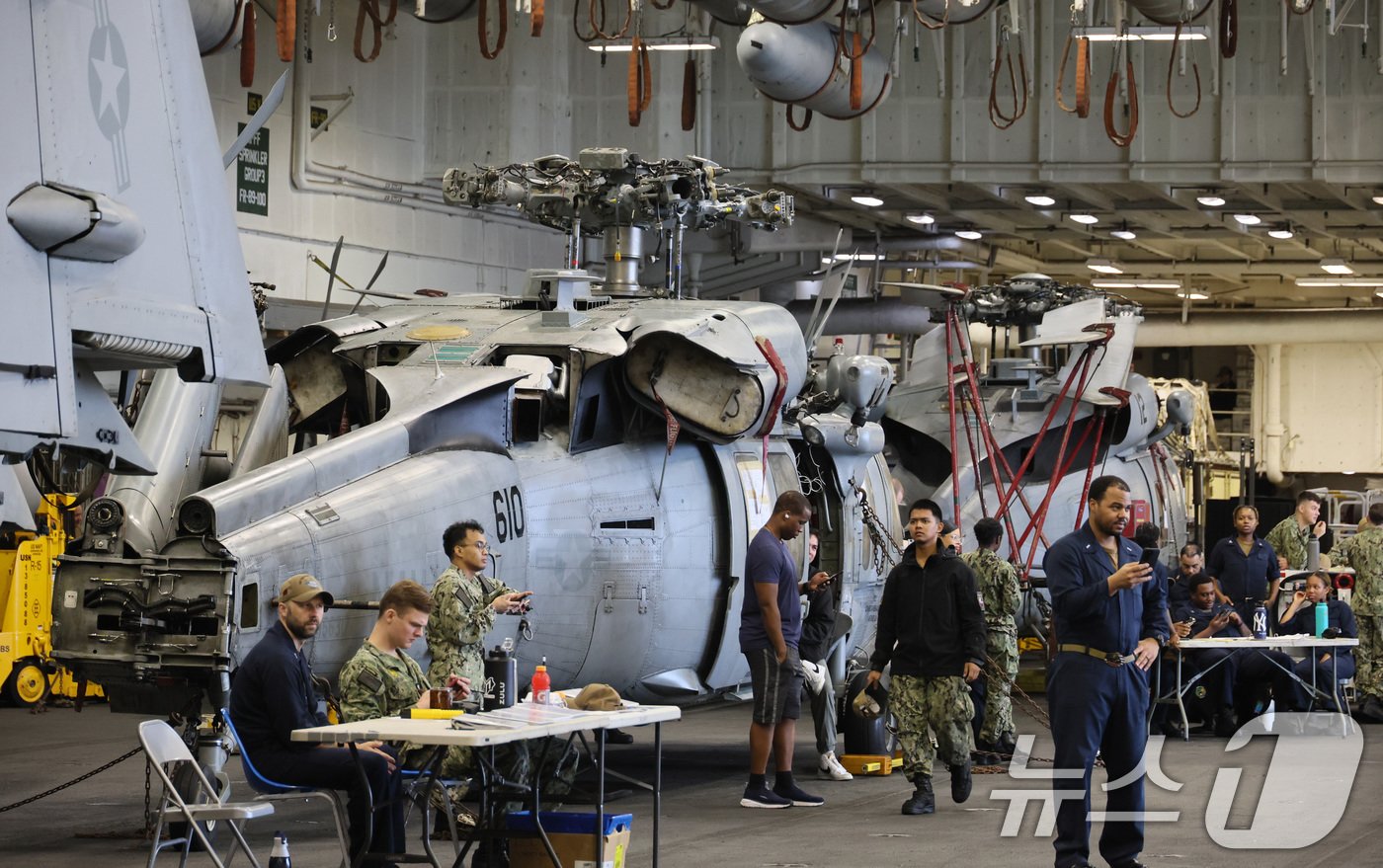 본문 이미지 - 22일 오후 부산 남구 해군작전사령부 부산작전기지에서 열린 미국 핵추진 항공모함 시어도어 루스벨트함(CVN-71·10만톤급) 공개 행사에서 제2격납고에 있는 전투기와 헬리콥터 등이 보이고 있다. (공동취재) 2024.6.22/뉴스1 ⓒ News1 윤일지 기자