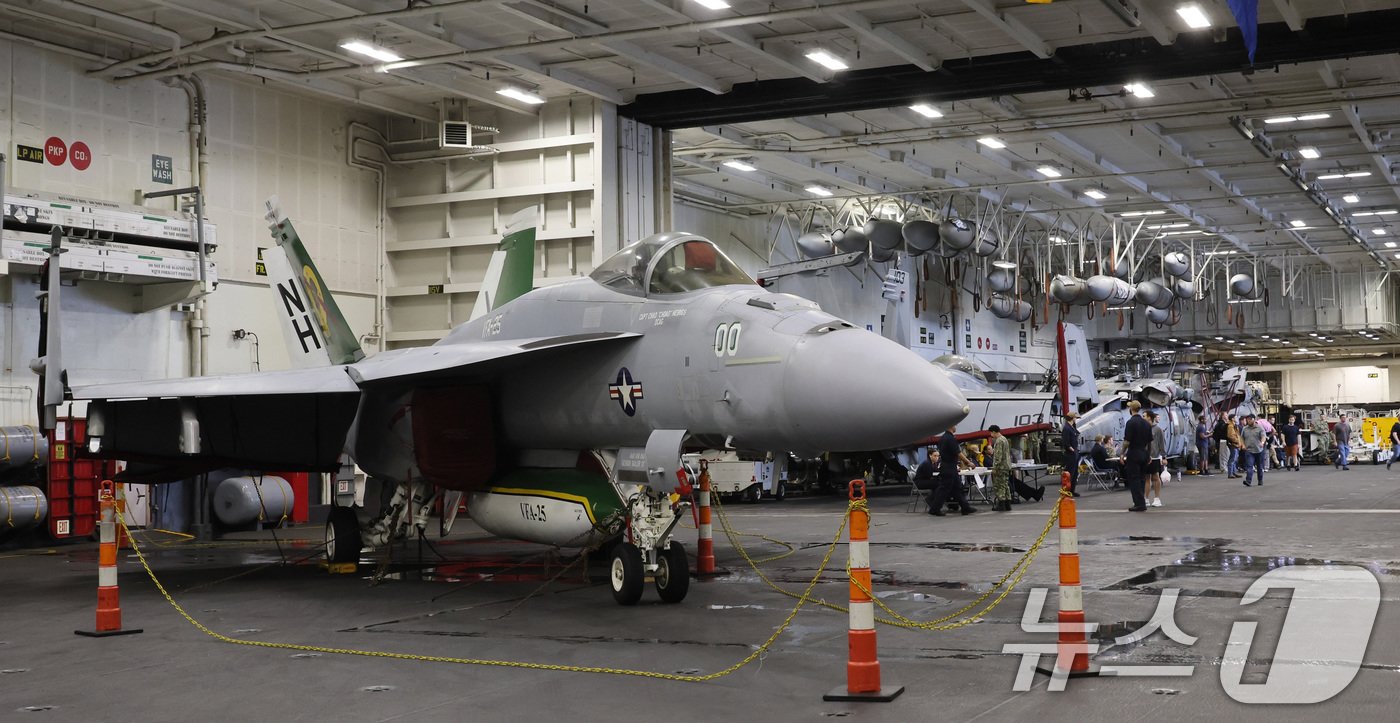 본문 이미지 - 22일 오후 부산 남구 해군작전사령부 부산작전기지에서 열린 미국 핵추진 항공모함 시어도어 루스벨트함(CVN-71·10만톤급) 공개 행사에서 제2격납고에 있는 전투기와 헬리콥터 등이 보이고 있다. (공동취재) 2024.6.22/뉴스1 ⓒ News1 윤일지 기자