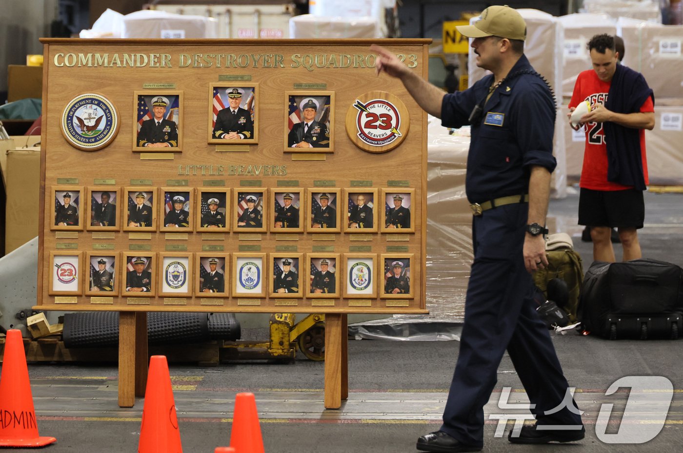 본문 이미지 - 22일 오후 부산 남구 해군작전사령부 부산작전기지에서 미국 핵추진 항공모함 시어도어 루스벨트함(CVN-71·10만톤급) 공개 행사가 진행되고 있다. (공동취재) 2024.6.22/뉴스1 ⓒ News1 윤일지 기자