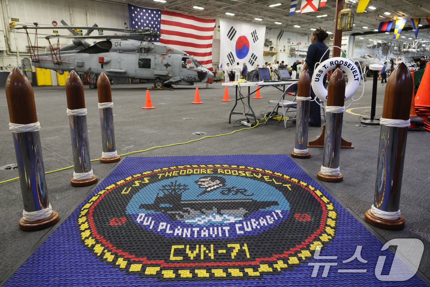 본문 이미지 - 22일 오후 부산 남구 해군작전사령부 부산작전기지에서 열린 미국 핵추진 항공모함 시어도어 루스벨트함(CVN-71·10만톤급) 공개 행사에서 제2격납고에 있는 전투기와 헬리콥터 등이 보이고 있다. (공동취재) 2024.6.22/뉴스1 ⓒ News1 윤일지 기자