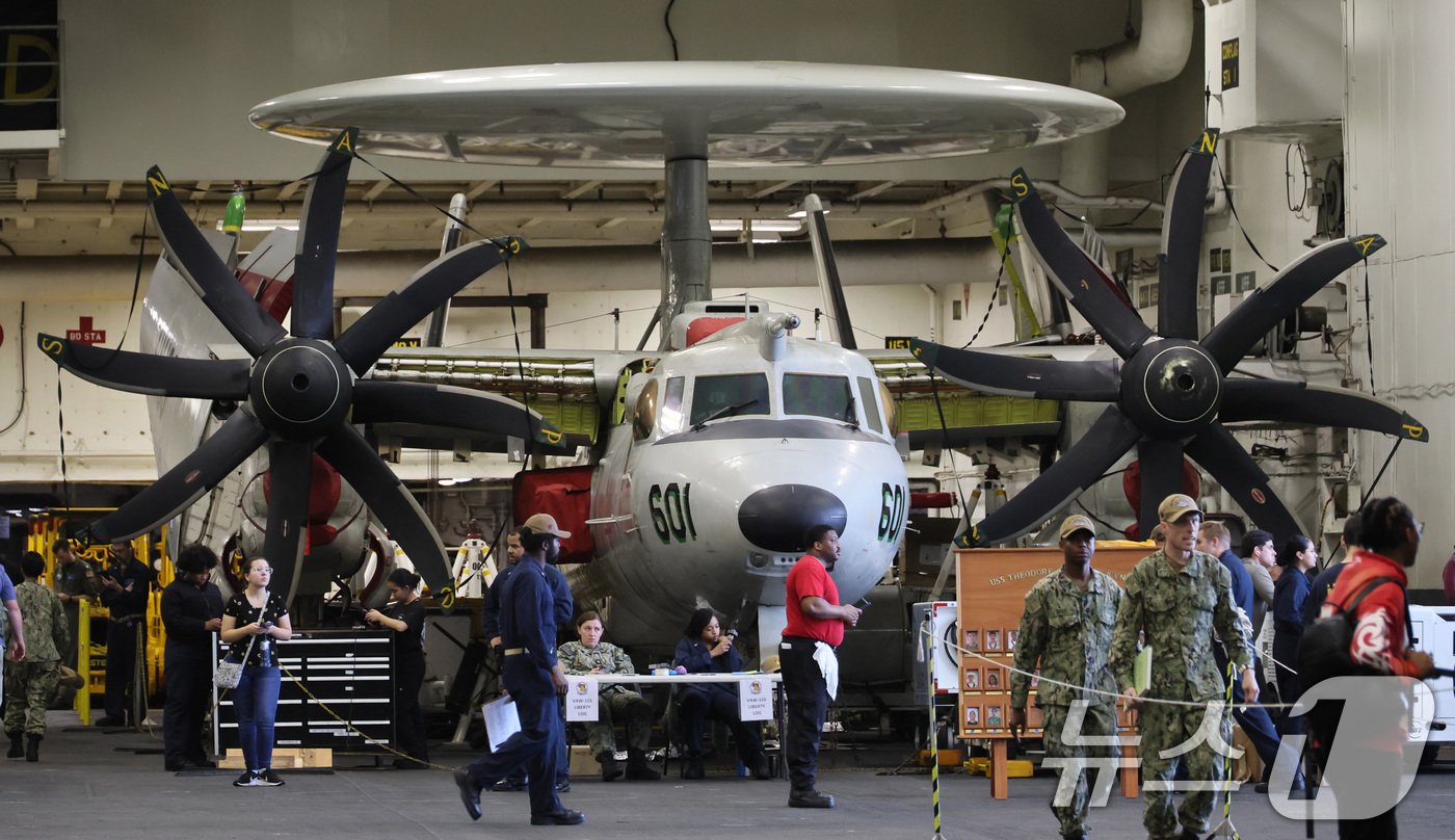 본문 이미지 - 22일 오후 부산 남구 해군작전사령부 부산작전기지에서 열린 미국 핵추진 항공모함 시어도어 루스벨트함(CVN-71·10만톤급) 공개 행사에서 제2격납고에 있는 전투기와 헬리콥터 등이 보이고 있다. (공동취재) 2024.6.22/뉴스1 ⓒ News1 윤일지 기자