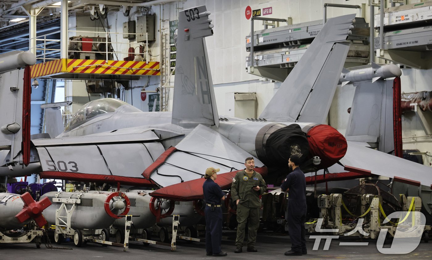 본문 이미지 - 22일 오후 부산 남구 해군작전사령부 부산작전기지에서 열린 미국 핵추진 항공모함 시어도어 루스벨트함(CVN-71·10만톤급) 공개 행사에서 제2격납고에 있는 전투기와 헬리콥터 등이 보이고 있다. (공동취재) 2024.6.22/뉴스1 ⓒ News1 윤일지 기자