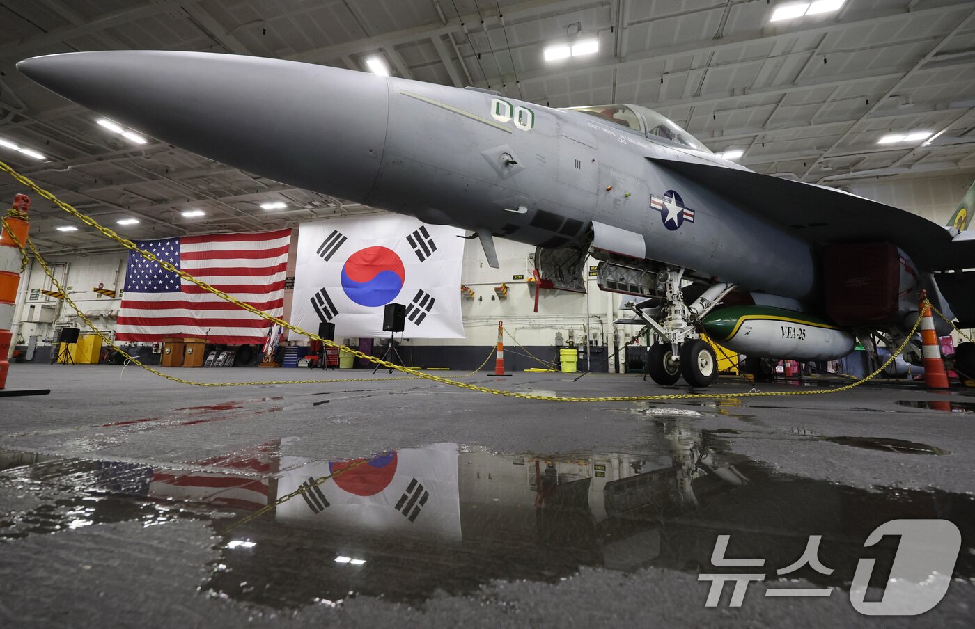 본문 이미지 - 22일 오후 부산 남구 해군작전사령부 부산작전기지에서 열린 미국 핵추진 항공모함 시어도어 루스벨트함(CVN-71·10만톤급) 공개 행사에서 제2격납고에 있는 전투기와 헬리콥터 등이 보이고 있다. (공동취재) 2024.6.22/뉴스1 ⓒ News1 윤일지 기자