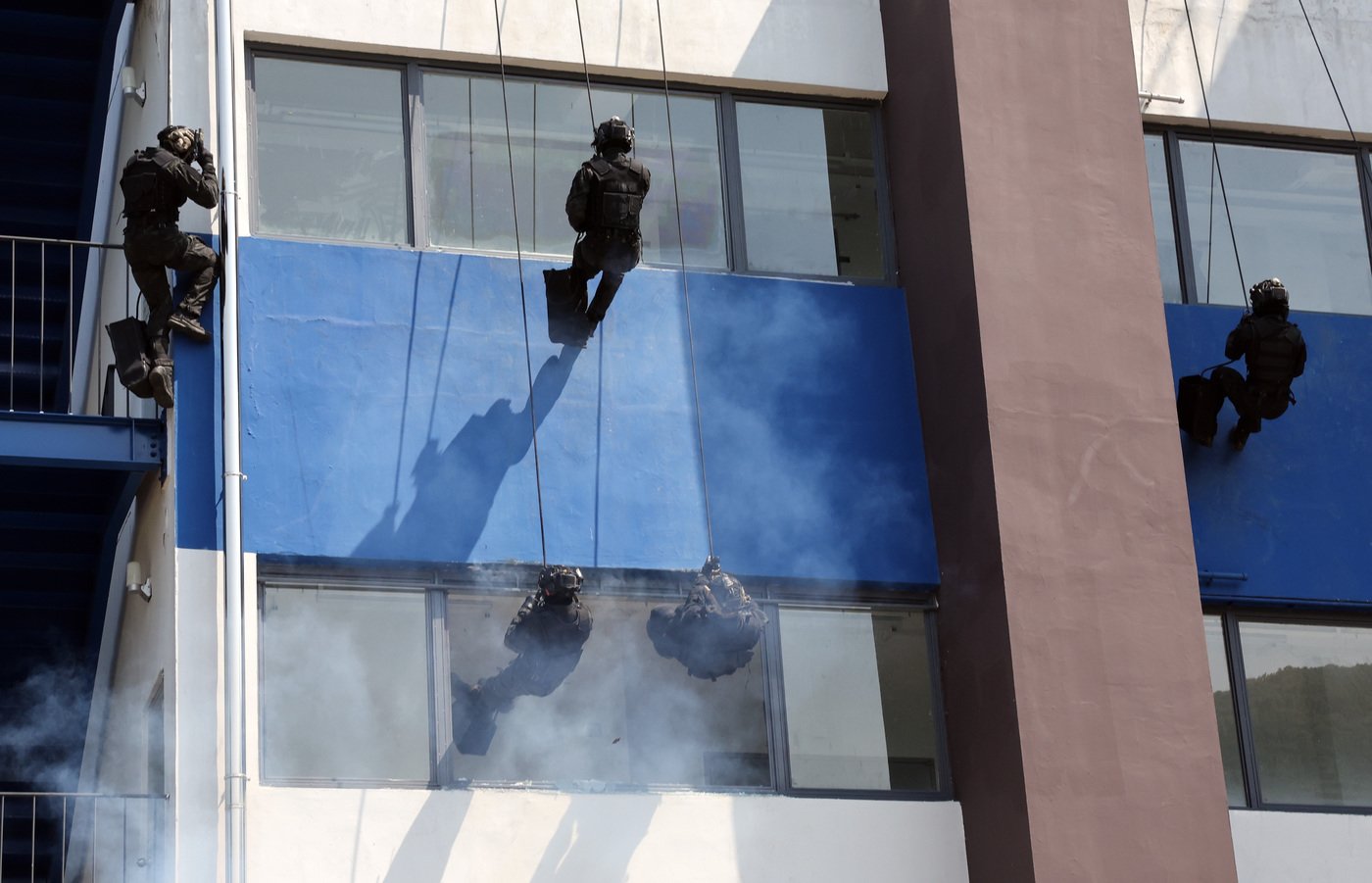 본문 이미지 - 육군 특전사령부 707특수임무단이 지난 20일 오전 경기도 광주에 있는 훈련장에서 래펠침투 훈련을 하고 있다.(육군 제공)