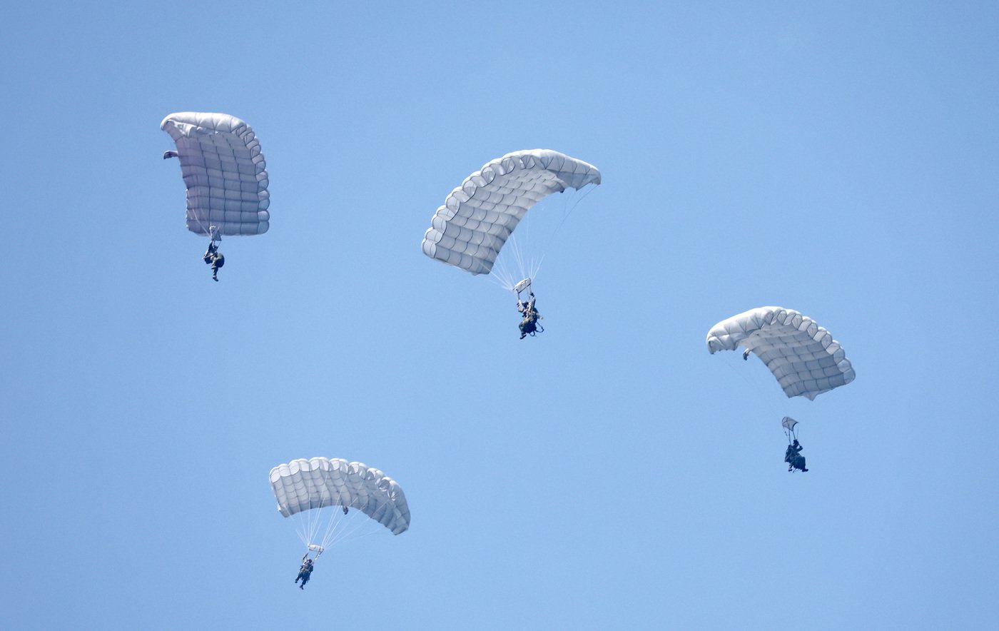 본문 이미지 - 육군 특전사령부 백호부대 고공특수정찰대가 지난 20일 오전 경기도 광주에 있는 훈련장에서 강하를 하고 있다.(육군 제공)