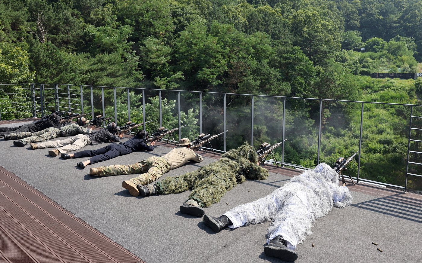 육군 특전사령부 저격중대가 지난 20일 경기도 광주의 훈련장에서 저격 시범을 보이고 있다.&#40;육군 제공&#41;