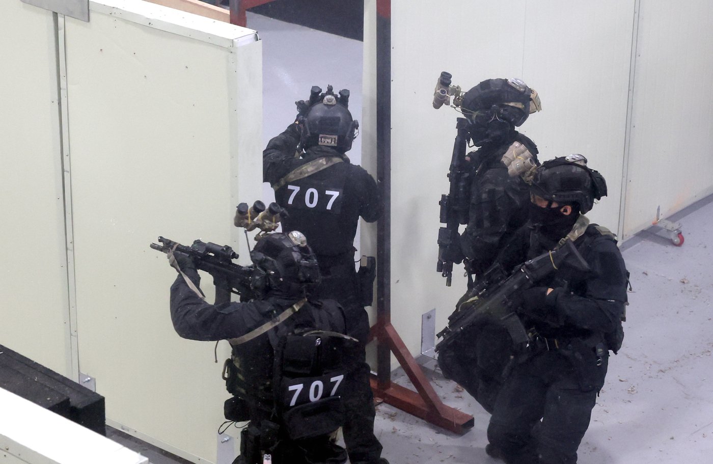 본문 이미지 - 육군 특전사령부 707특수임무대 요원들이 지난 20일 경기도 광주의 훈련장에서 내부소탕 시범을 보이고 있다. (육군 제공)