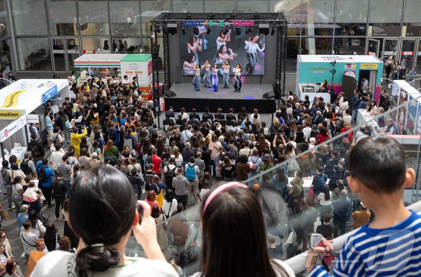 본문 이미지 - 2프랑스 파리 최대 쇼핑몰인 ‘웨스트필드 포럼 데 알’&#40;Westfield Forum des Halles&#41;에서 ‘K-관광 로드쇼’ 행사가 열려 메인 무대가 설치된 광장이 참석한 시민들로 북적이고 있다. 2024.6.23/뉴스1 ⓒ News1 이준성 기자