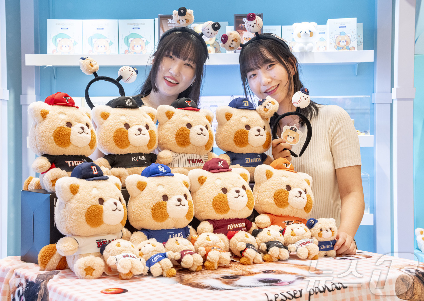 (서울=뉴스1) 박지혜 기자 = 에버랜드가 오는 24일 한국야구위원회(KBO)와 함께 레서판다 캐릭터 '레시앤프렌즈' 한정판 굿즈를 선보인다고 23일 밝혔다.레시앤프렌즈×KBO 굿 …