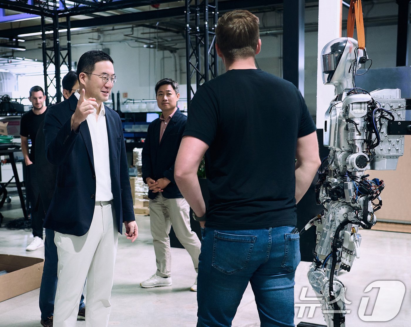 본문 이미지 - 구광모 (주)LG 대표(왼쪽)가 미국 실리콘밸리에 위치한 로봇 개발 스타트업 '피규어 AI(Figure AI)'에 방문해 휴머노이드 로봇을 살펴보고 있다. 23일 LG에 따르면 구광모 대표는 지난 17일(현지시간)부터 나흘 동안 북미에서 현지 사업을 살폈다. 먼저 테네시에서는 LG전자 생산법인, LG에너지솔루션·GM 합작법인 얼티엄셀즈 등을 방문했다. (LG 제공) 2024.6.23/뉴스1 ⓒ News1 박지혜 기자