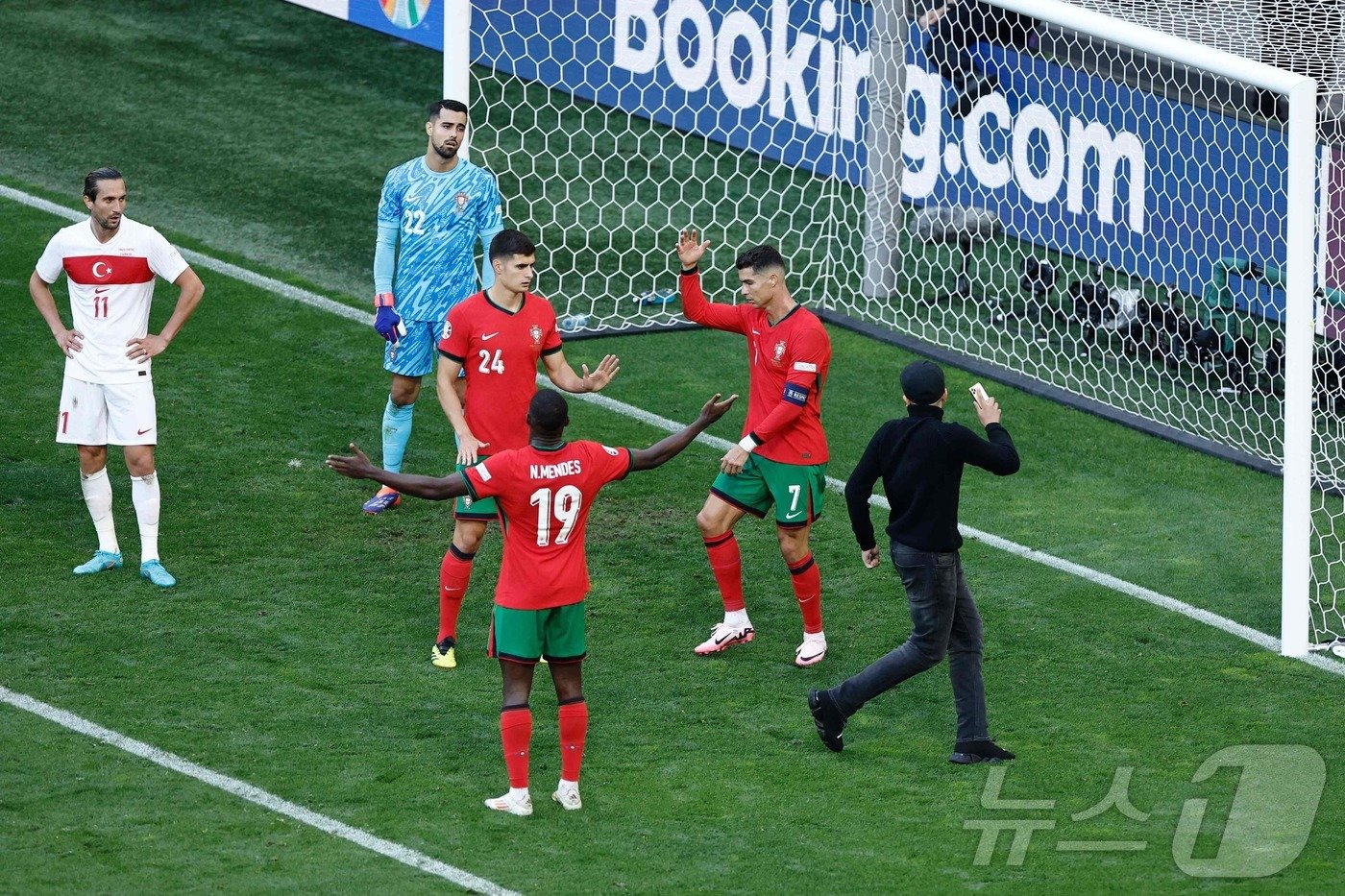 짜증을 내는 호날두&#40;가운데&#41;ⓒ AFP=뉴스1