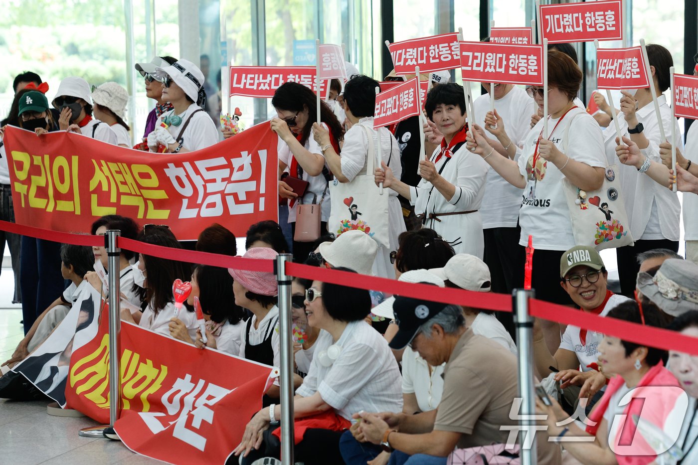 본문 이미지 - 한동훈 전 국민의힘 비상대책위원회 위원장 지지자들이 23일 오후 서울 여의도 국회 소통관에서 한 전 위원장의 7·23 전당대회 당 대표 출마 선언을 앞두고 응원하고 있다. 2024.6.23/뉴스1 ⓒ News1 안은나 기자