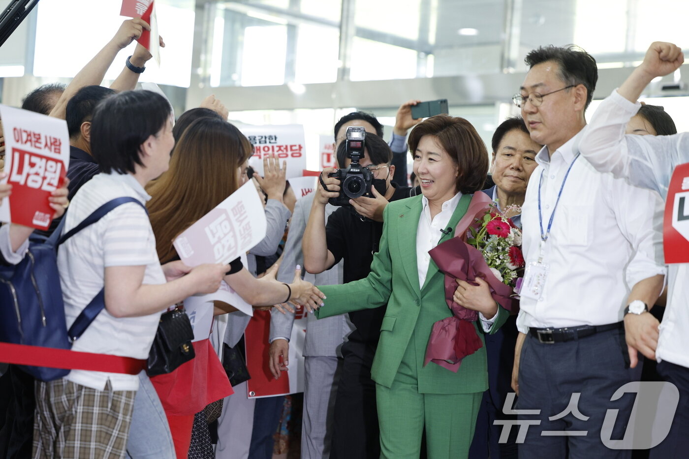 본문 이미지 - 나경원 국민의힘 의원이 23일 오후 서울 여의도 국회 소통관에서 국민의힘 7·23 전당대회 당 대표 출마 선언에 앞서 지지자들과 인사를 나누고 있다. 2024.6.23/뉴스1 ⓒ News1 안은나 기자