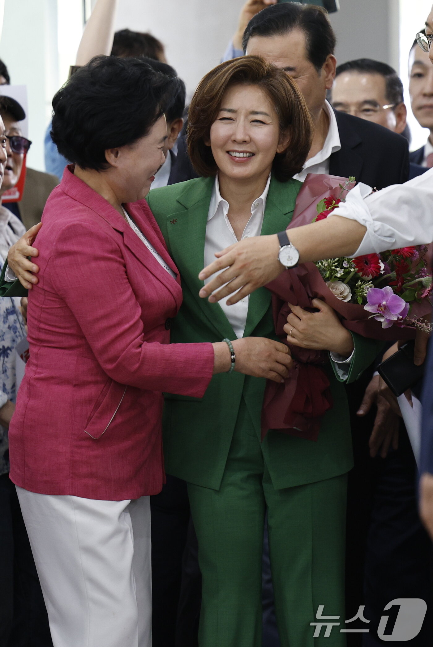 본문 이미지 - 나경원 국민의힘 의원이 23일 오후 서울 여의도 국회 소통관에서 국민의힘 당 대표 출마 선언에 앞서 지지자들과 인사를 나누고 있다. 2024.6.23/뉴스1 ⓒ News1 안은나 기자