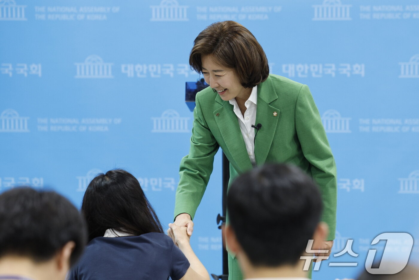 본문 이미지 - 나경원 국민의힘 의원이 23일 오후 서울 여의도 국회 소통관에서 국민의힘 당 대표 출마 선언을 마친 뒤 취재진과 인사를 나누고 있다. 2024.6.23/뉴스1 ⓒ News1 안은나 기자