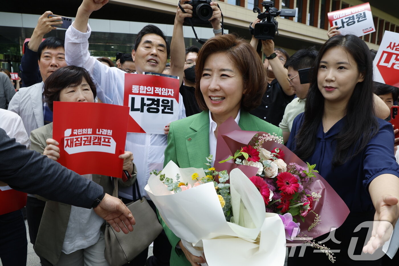 본문 이미지 - 나경원 국민의힘 의원이 23일 오후 서울 여의도 국회 소통관에서 국민의힘 당 대표 출마 선언을 마친 뒤 지지자들의 응원을 받고 있다. 2024.6.23/뉴스1 ⓒ News1 안은나 기자