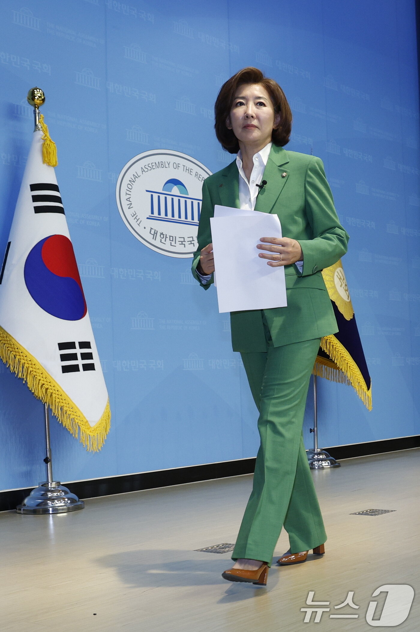 본문 이미지 - 나경원 국민의힘 의원이 23일 오후 서울 여의도 국회 소통관에서 국민의힘 당 대표 출마 선언을 마친 뒤 이동하고 있다. 2024.6.23/뉴스1 ⓒ News1 안은나 기자