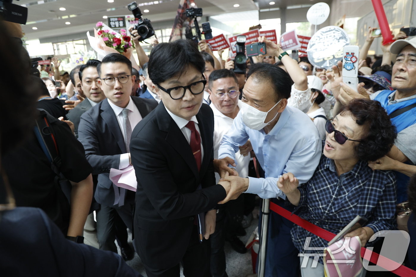 본문 이미지 - 한동훈 전 국민의힘 비상대책위원회 위원장이 국민의힘 당 대표 출마 선언을 하기 위해 23일 오후 서울 여의도 국회 소통관으로 향하고 있다. 2024.6.23/뉴스1 ⓒ News1 안은나 기자