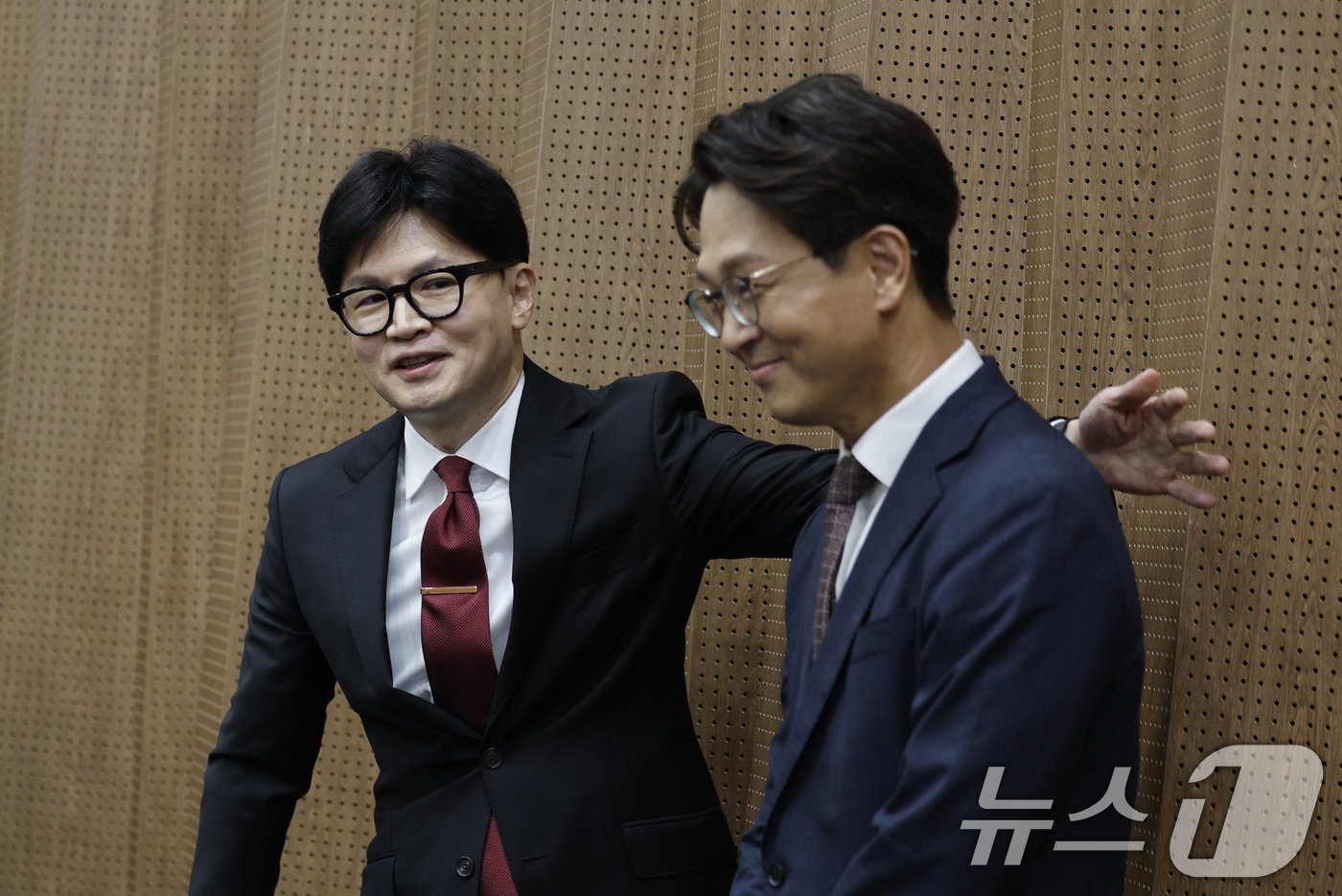 본문 이미지 - 한동훈 전 국민의힘 비상대책위원회 위원장이 23일 오후 서울 여의도 국회 소통관에서 국민의힘 당 대표 출마 선언을 앞두고 관계자와 대화를 나누고 있다. 2024.6.23/뉴스1 ⓒ News1 안은나 기자